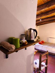 - une cuisine avec un comptoir et une bouilloire dans l'établissement La Clementina, à Tilcara