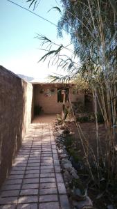 une cour avec une passerelle en pierre à côté d'un bâtiment dans l'établissement La Clementina, à Tilcara