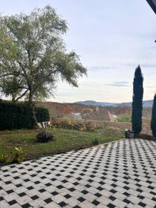 szachownicowa alejka z ławką w ogrodzie w obiekcie Ferienwohnung in Rheinfelden an der Grenze zur Schweiz w mieście Karsau