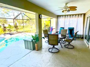 Bazén v ubytování Heated Saltwater Pool nebo v jeho okolí