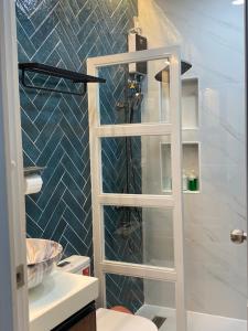 Ένα μπάνιο στο LacambraHills Olongapo Studio3 +4 φωτογραφίες