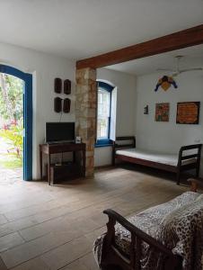 パラチにあるCasas dos Sonhosのリビングルーム(ソファ、テレビ付) +24枚の写真