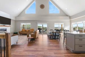 a living room with a kitchen and a dining room at Ingallview at Branson Cove Indoor Pool in Hollister +49 photos