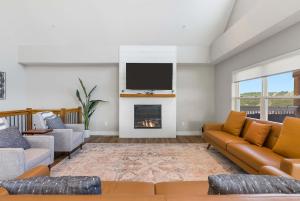 a living room with a couch and a fireplace at Ingallview at Branson Cove Indoor Pool in Hollister