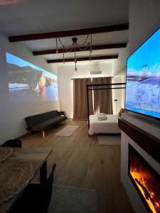 TV a/nebo společenská místnost v ubytování Apartamento acogedor frente a Plaza de la Iglesia