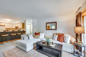 una sala de estar con un sofá y una mesa en Ski, Hike and Unwind! Riverfront Getaway in Lincoln, en Lincoln