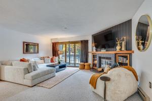 Una sala de estar con dos sofás y una chimenea. en Ski, Hike and Unwind! Riverfront Getaway in Lincoln, en Lincoln