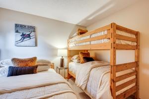 2 camas en una habitación con litera en Ski, Hike and Unwind! Riverfront Getaway in Lincoln, en Lincoln