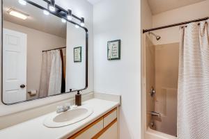 Un baño con lavabo y ducha en Ski, Hike and Unwind! Riverfront Getaway in Lincoln, en Lincoln 27 fotos más