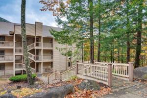 un edificio de apartamentos con una escalera en el bosque en Ski, Hike and Unwind! Riverfront Getaway in Lincoln, en Lincoln