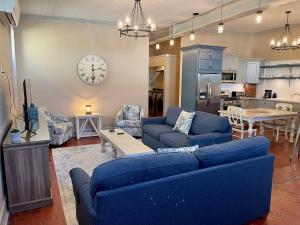 sala de estar con 2 sofás azules y cocina en Historic 706, en Mountain Home 34 fotos más