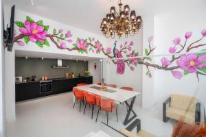 een keuken en eetkamer met een tafel en stoelen bij Primavera House in Faro