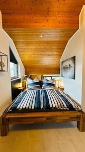 Ένα ή περισσότερα κρεβάτια σε δωμάτιο στο HTS Mosel Apartment Wanderlust Bernkastel Andel