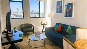 Χώρος καθιστικού στο Melrose Luxe Retreat near The Grove