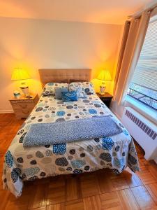 Un dormitorio con una cama y dos lámparas y dos ventanas. en Large one bedroom apartment, en Washington 18 fotos más