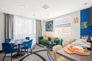 Istumisnurk majutusasutuses Spacious Luxury Villas in the heart of LA! Free parking and Jacuzzi