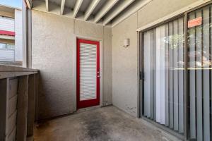 アーリントンにあるCharming 1Bdr In Arlingtonの窓付きの部屋の赤いドア