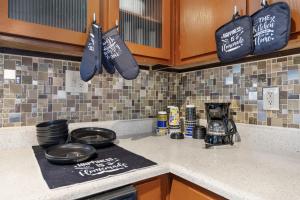 アーリントンにあるCharming 1Bdr In Arlingtonの鍋・フライパン・調理器具付きキッチンカウンター +4枚の写真