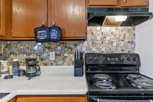 アーリントンにあるCharming 1Bdr In Arlingtonのキッチン(コンロ付)