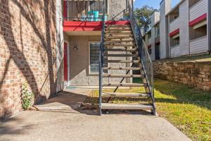 アーリントンにあるCharming 1Bdr In Arlingtonの建物の隣の建物に続く階段