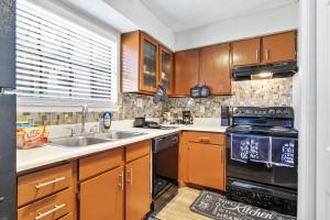 アーリントンにあるCharming 1Bdr In Arlingtonのシンクとコンロのあるキッチン