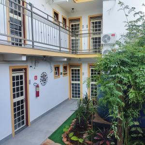 een binnenplaats van een gebouw met een balkon bij Villa Barroca Lofts in São João del Rei +288 foto's