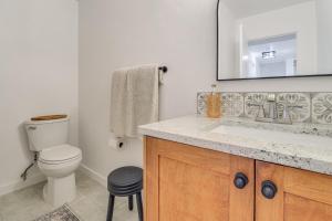 ein Badezimmer mit Toilette, Waschbecken und Spiegel in der Unterkunft Stylish Southwest Adobe Home in Old Town ABQ in Albuquerque + 18 Fotos