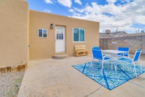 eine Terrasse mit Tisch und Stühlen vor einem Haus in der Unterkunft Stylish Southwest Adobe Home in Old Town ABQ in Albuquerque