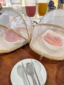 una mesa con platos y utensilios en Pousada Praia Bela, en Maragogi