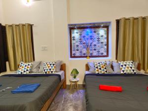 Ένα ή περισσότερα κρεβάτια σε δωμάτιο στο Shalom Luxurious 3 Bedroom AC Villa 65" TV