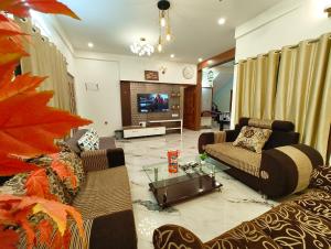 Χώρος καθιστικού στο Shalom Luxurious 3 Bedroom AC Villa 65" TV