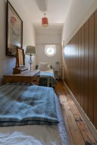 a bedroom with a bed and a desk and a window at The Coach House at Kingsettle Stud in Cholderton