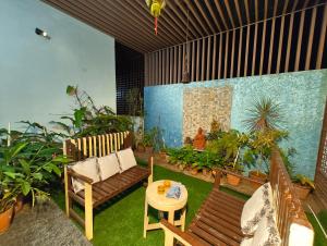 Κήπος έξω από το Shalom Luxurious 3 Bedroom AC Villa 65" TV