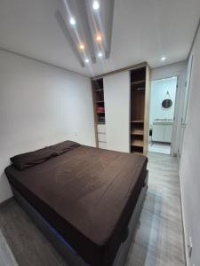 Postel nebo postele na pokoji v ubytování Apto ao lado do metrô de SP