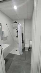 een witte badkamer met douche en toilet bij Alma One in Alicante