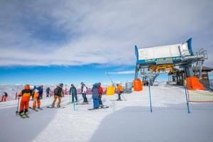 a group of people standing at the top of a ski slope at Appartamento Nido Alpino - Happy Rentals in Souchères Basses