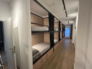 阿利坎特ALMA one的一间有三张双层床和走廊的房间 更多37张照片