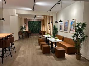 een restaurant met tafels en krukken bij Alma One in Alicante +40 foto's