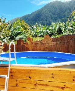 einen Pool mit einem Stuhl neben einem Zaun in der Unterkunft Sea Mountain House in Machico