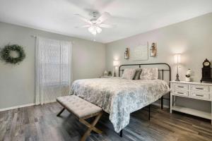 a bedroom with a bed and a ceiling fan at Rockwall Duo - Cottage & Lodge Combo in Branson