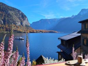 una vista de un lago y un bote en el agua en Haus Franziska, en Hallstatt