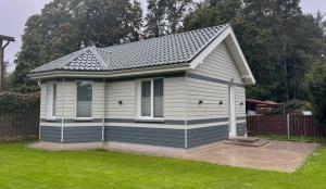ein kleines Haus mit Dach auf einem Hof in der Unterkunft Sunny Beach in Saulkrasti + 4 Fotos