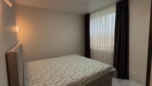 ein Schlafzimmer mit einem Bett und einem Fenster in der Unterkunft Sunny Beach in Saulkrasti