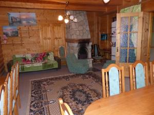Una sala de estar con una mesa y una chimenea. en Mrija, en Yaremche