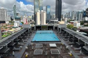 a swimming pool on top of a building with a city at Apartamento en Panama, Yoo and Art eAvenida Balboa in Panama City