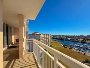 マートルビーチにあるBarefoot North Tower - 1203の川と建物の景色を望むバルコニー