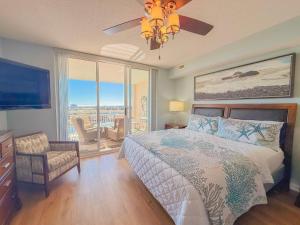 マートルビーチにあるBarefoot North Tower - 1203のベッドルーム1室(ベッド1台、ファン、窓付) +49枚の写真