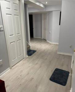 een lege kamer met een deur en houten vloeren bij Peace Apartment in Brampton