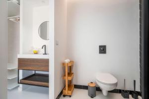 een badkamer met toilet en wastafel bij Primavera House in Faro +80 foto's