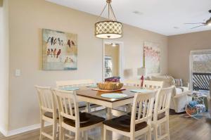 een eetkamer en woonkamer met een tafel en stoelen bij Lakefront Sanctuary - Table Rock Lake Adventures in Branson